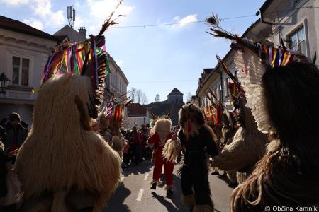 Kamnik so obiskali koranti iz Zamušanov pri Ptuju in v mestno jedro privabili nepregledno množico, željno ogleda tradicionalne pustne šege (15)